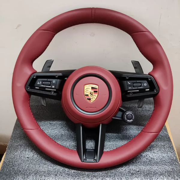 Volante Porsche Taycan recibido por Julien