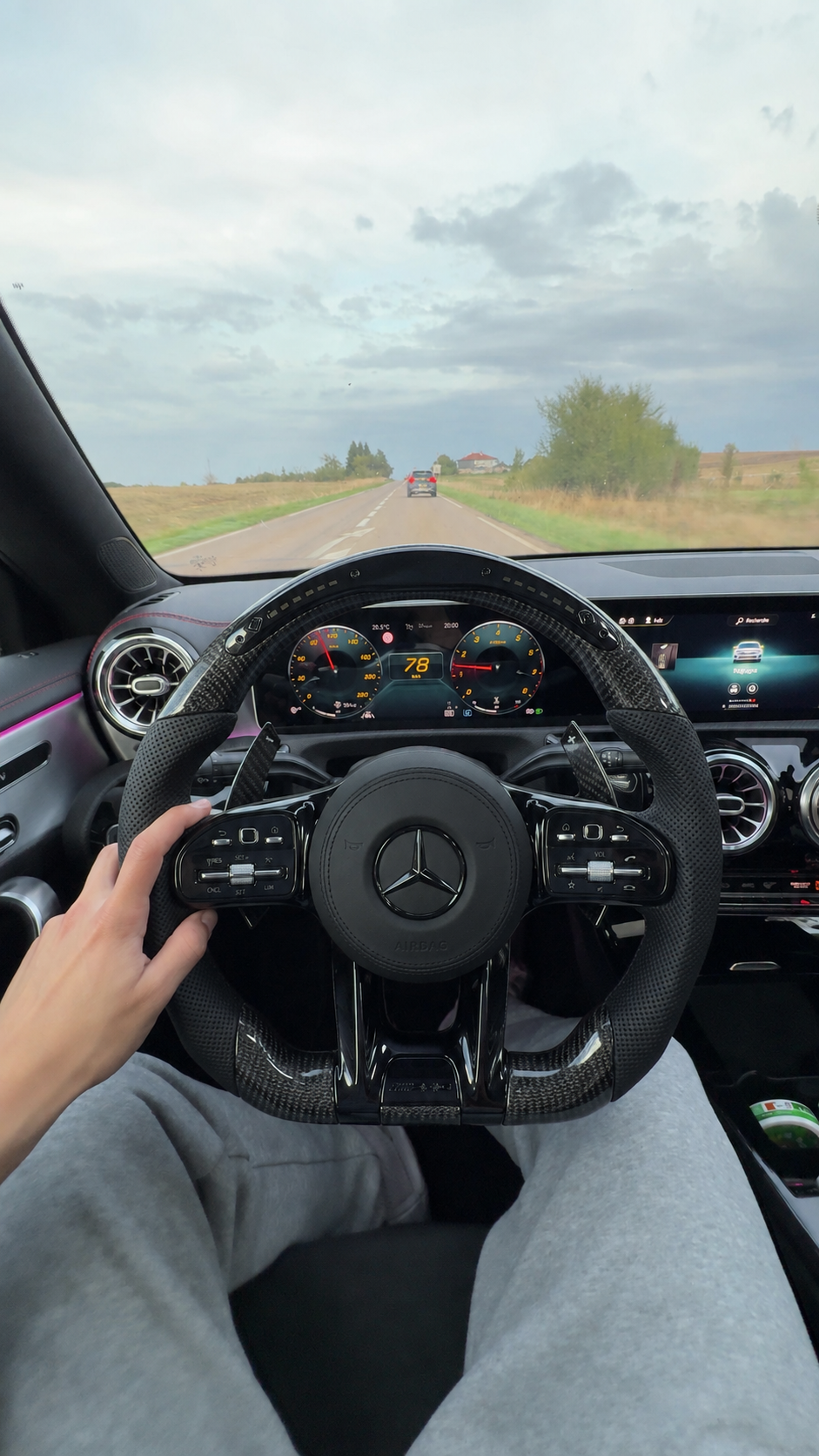 Volante Mercedes-AMG de carbono recibido por Thomas